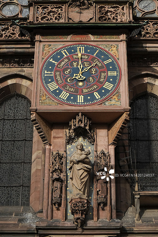 法国斯特拉斯堡，圣母院大教堂外墙时钟图片素材