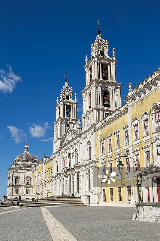 葡萄牙马夫拉的城镇广场和马夫拉宫图片素材