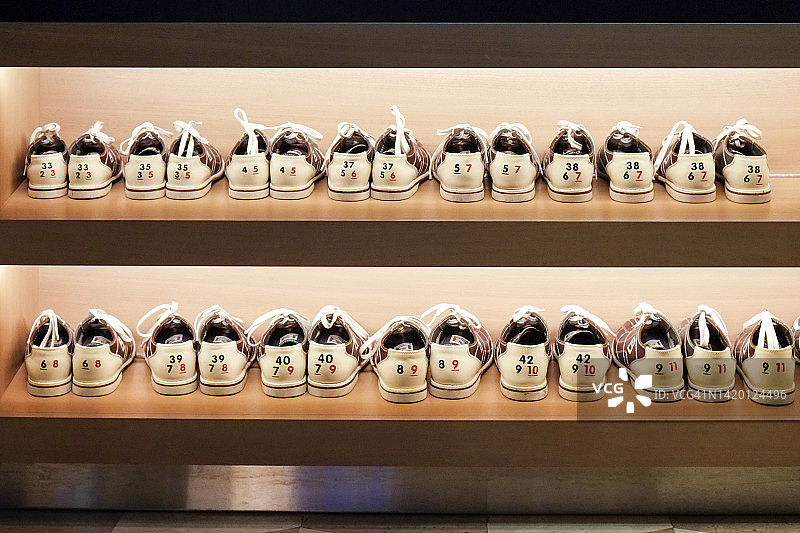 一排排保龄球鞋图片素材