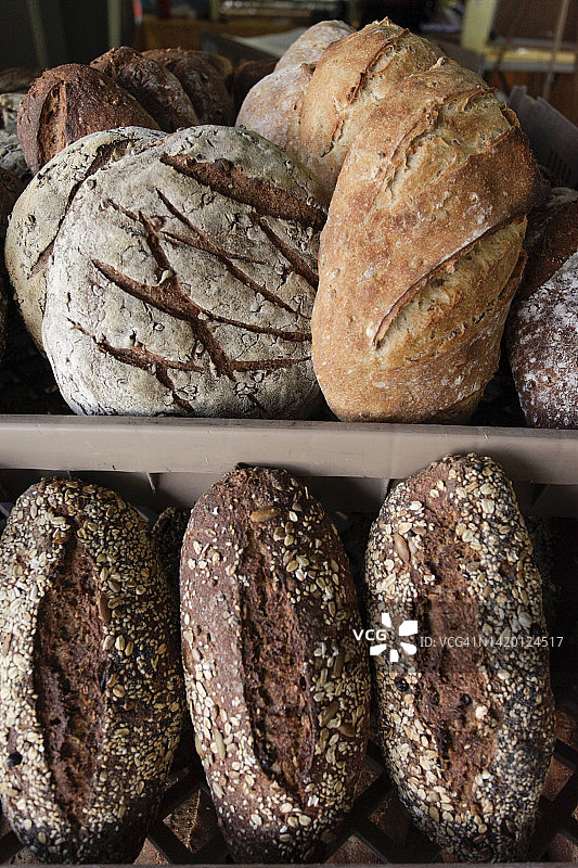 农贸市场上的新鲜面包图片素材