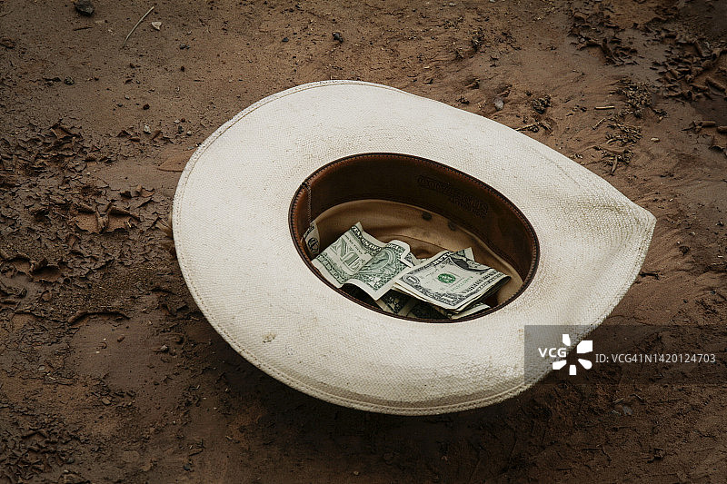 带有捐款的牛仔帽图片素材