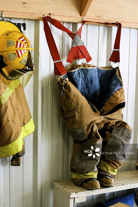 准备就绪的消防员制服图片素材