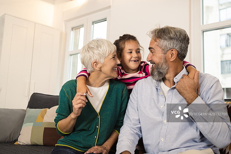 与爷爷奶奶在一起的快乐女孩肖像图片素材