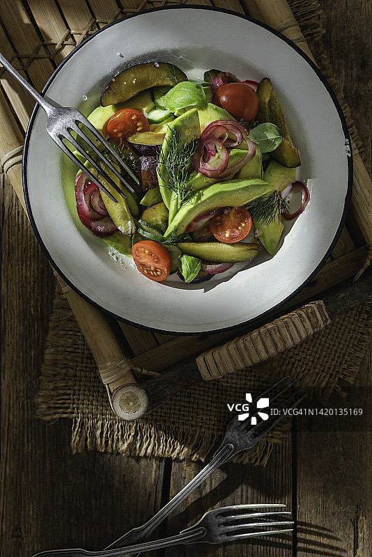 李子牛油果新鲜沙拉图片素材