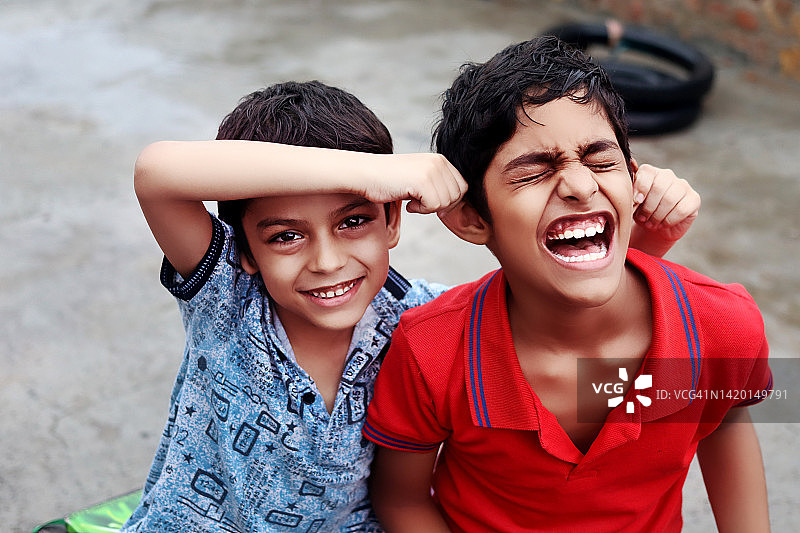 快乐的小学生在家一起玩耍图片素材