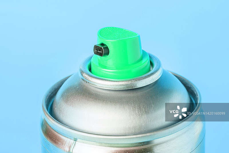 蓝色背景上的气雾剂喷雾罐图片素材