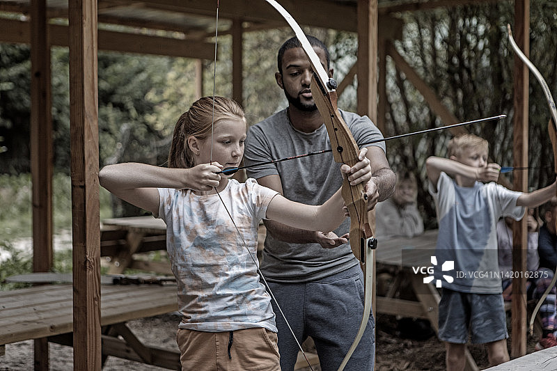 黑人教练指导儿童射箭队图片素材