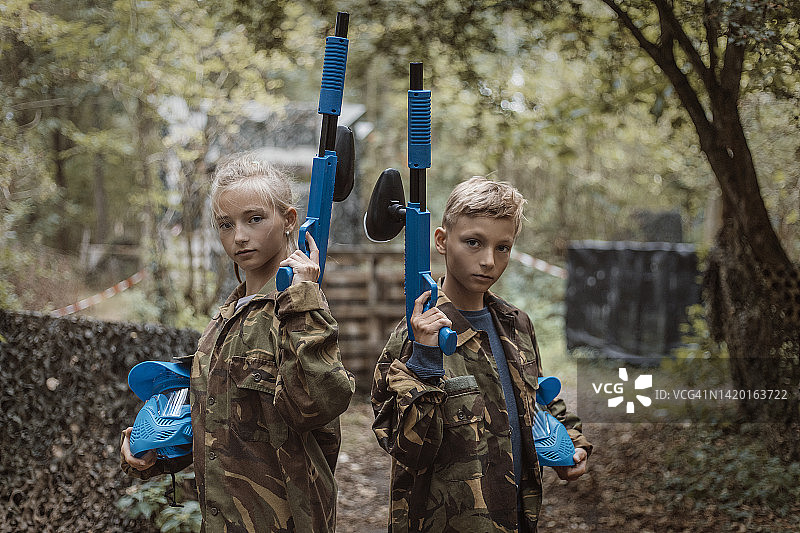 年幼儿童一起玩彩弹游戏图片素材