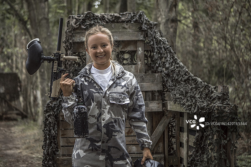 年轻女子彩弹射击队队员肖像图片素材