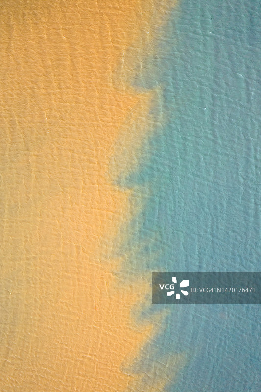 冰岛两种水体交汇处的航拍影像图片素材