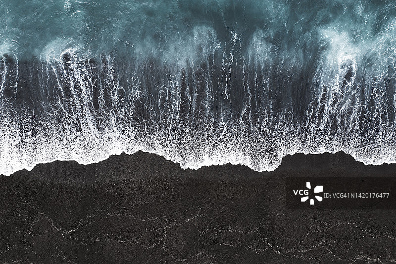 无人机拍摄的冰岛黑沙滩海浪图片素材