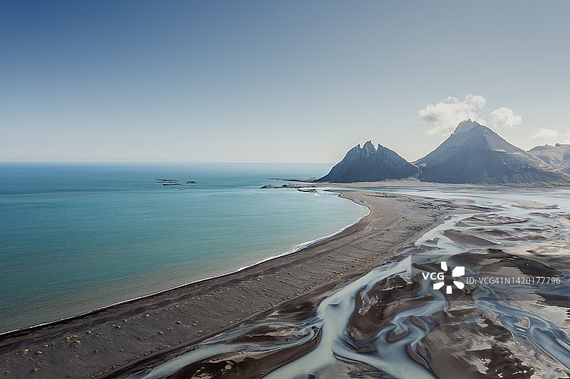冰岛斯托克斯内斯山脉的辫状河流航拍图片素材