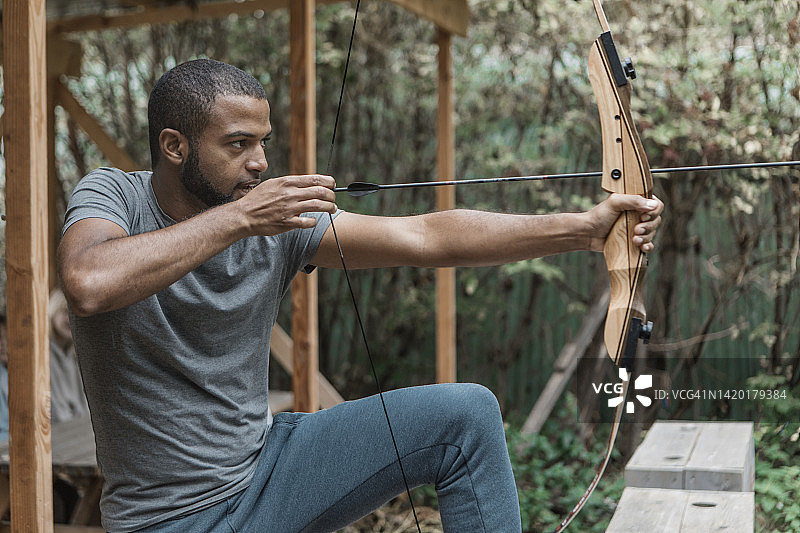 黑人男子尝试射箭图片素材