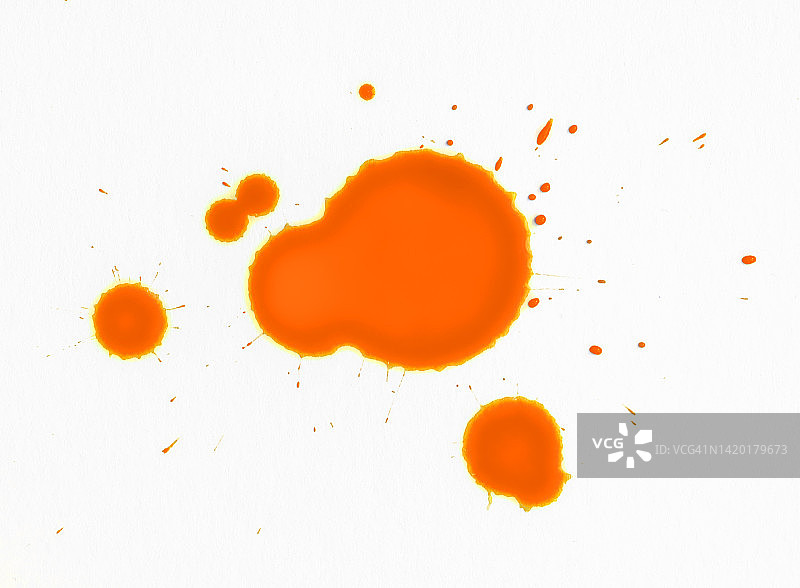 白色背景上的橙色丙烯颜料滴图片素材