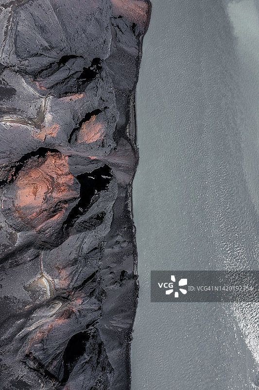 冰岛的火山岩与河流（无人机拍摄）图片素材