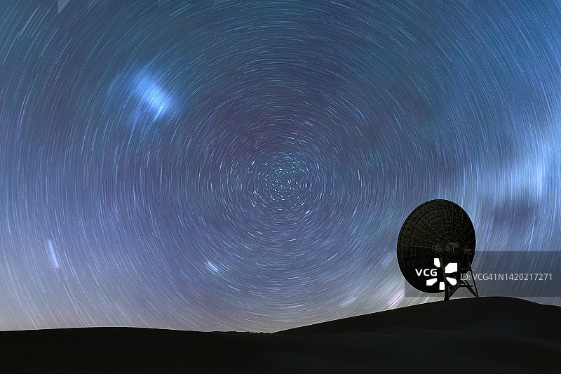 夜间射电望远镜图片素材