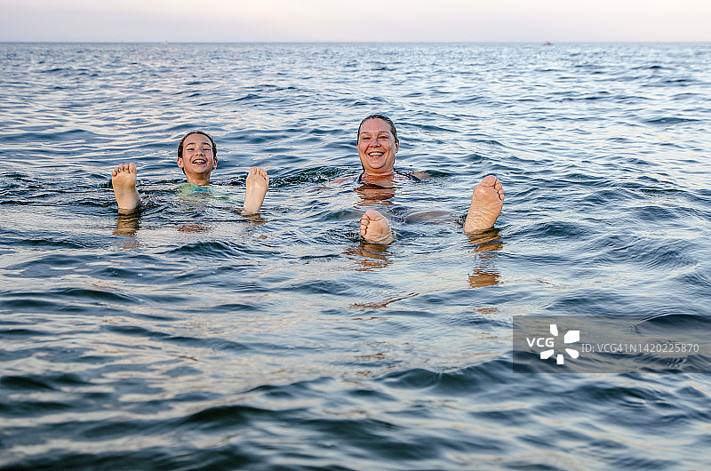 在大西洋的母女图片素材