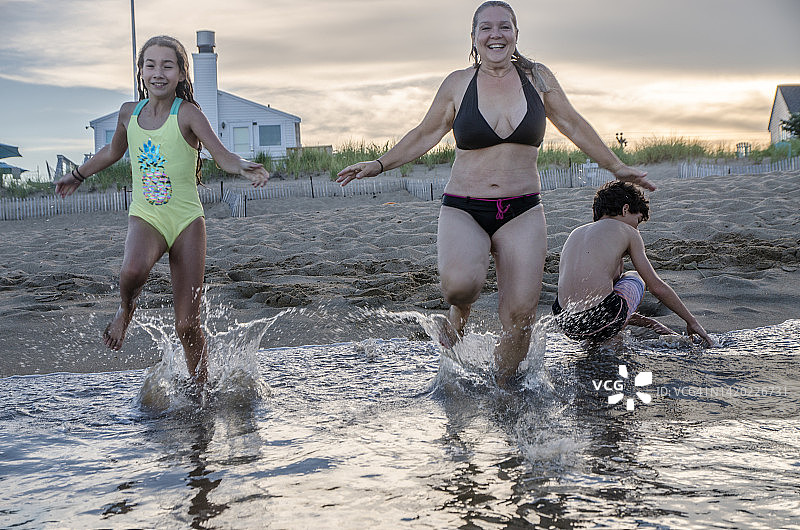 母女奔向大西洋图片素材