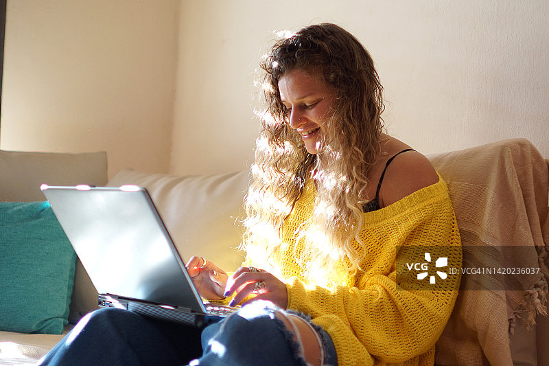 女人在家工作图片素材