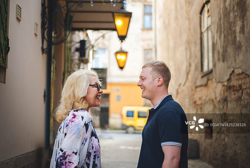 在城市里和男人一起散步的女人图片素材