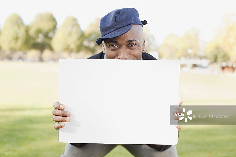 男人手持空白白板图片素材