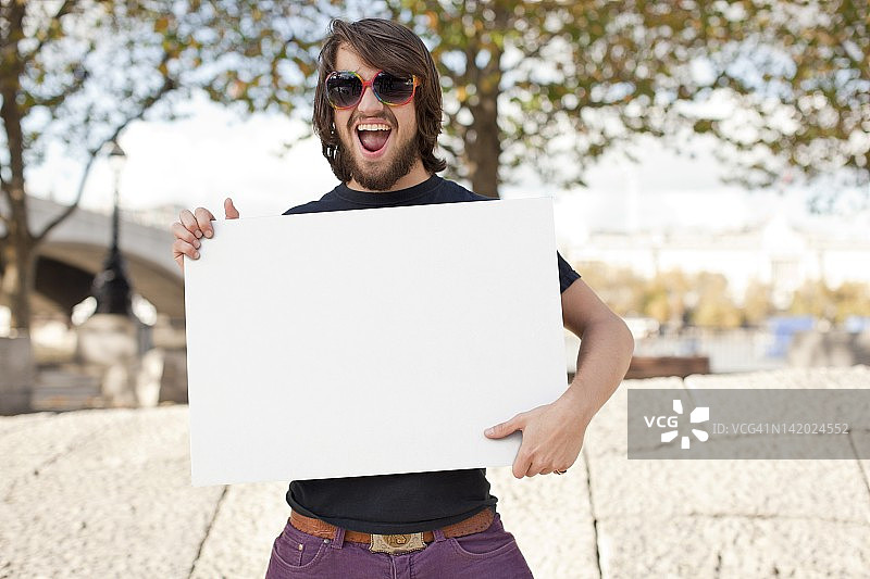 男人手持空白白板图片素材