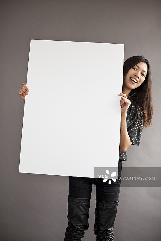 女人手持空白白板图片素材