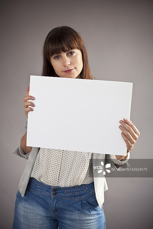女人手持空白白板图片素材