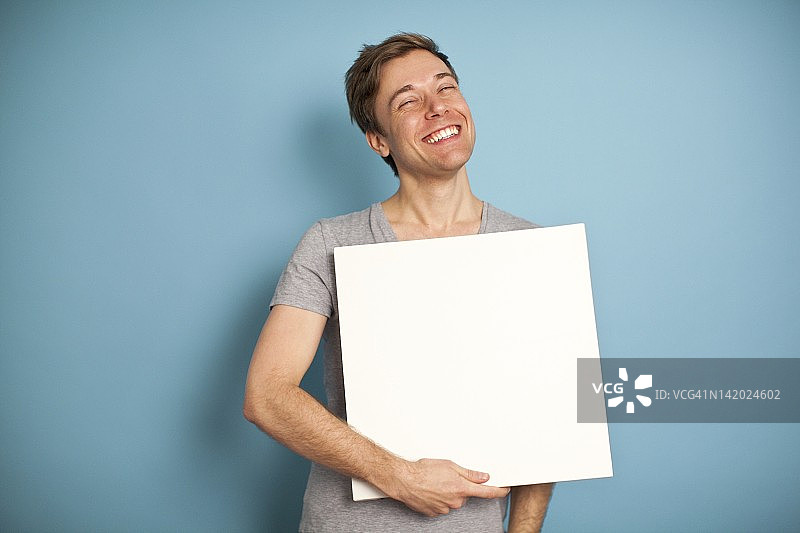 男人手持空白白板图片素材