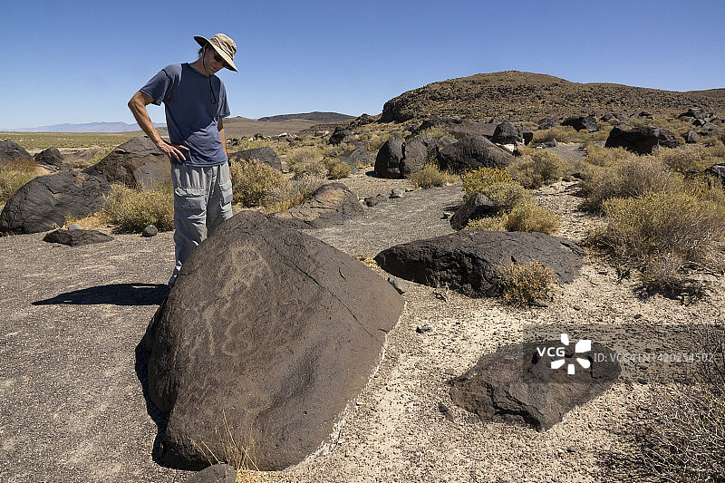 徒步旅行者探索内华达州格莱姆斯角考古区岩画小径图片素材