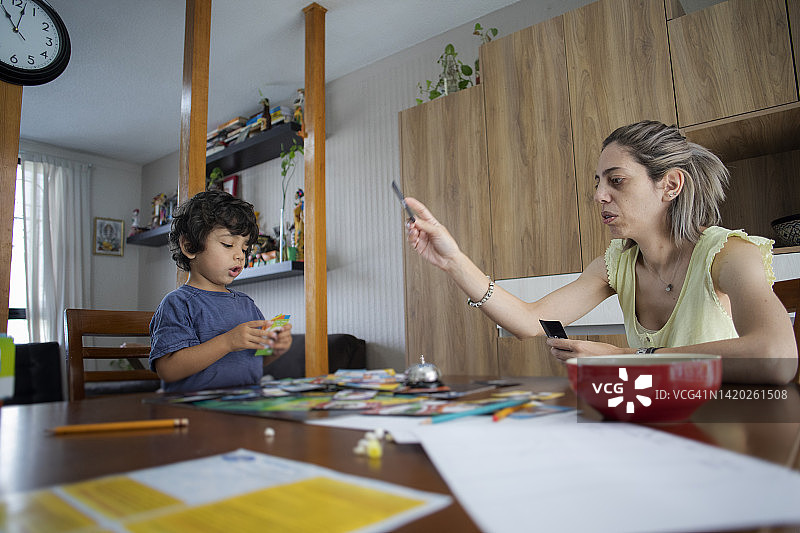 母子玩棋盘游戏图片素材