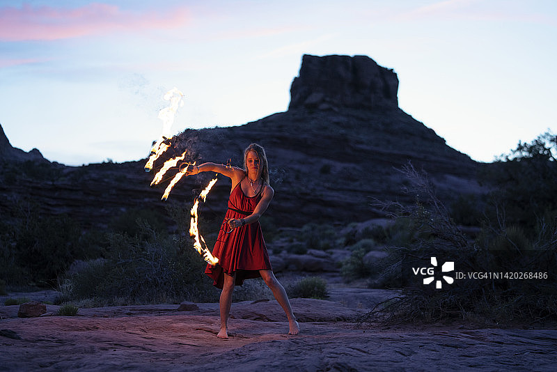 玩火的年轻女人图片素材