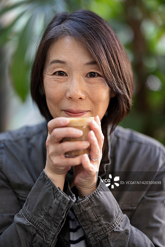 微笑的女人享受咖啡图片素材