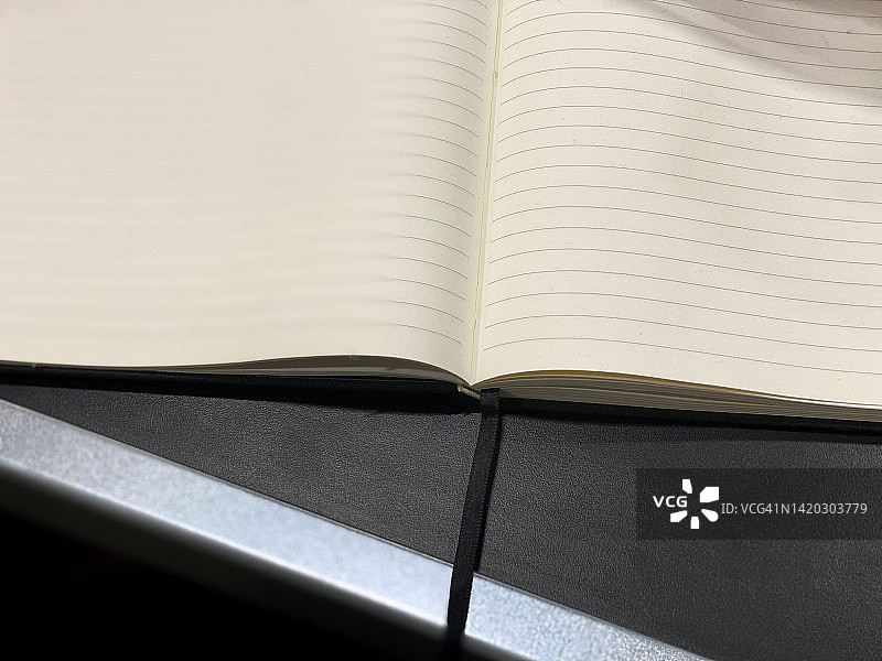 桌面上打开的横格笔记本图片素材