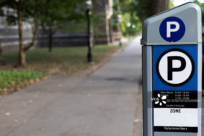 街边停车缴费机（信用卡、现金或App支付）图片素材