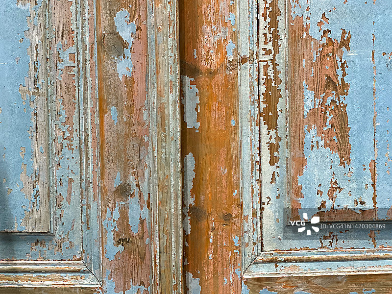 古董跳蚤市场上的旧木门图片素材