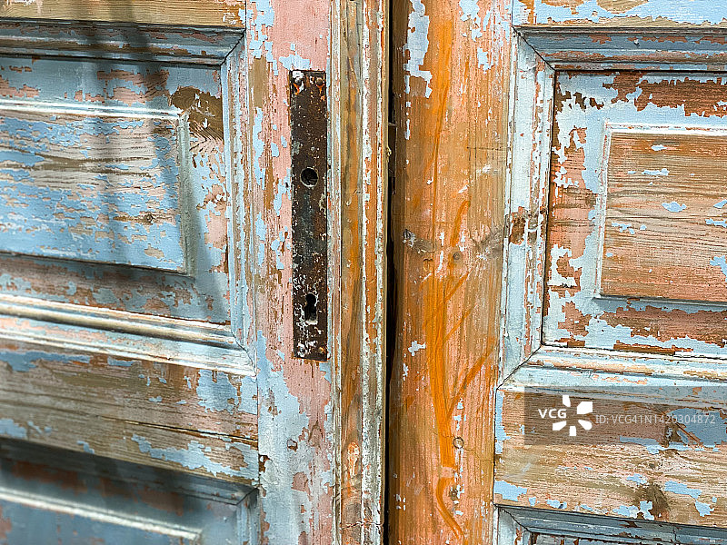 古董跳蚤市场上的旧木门图片素材