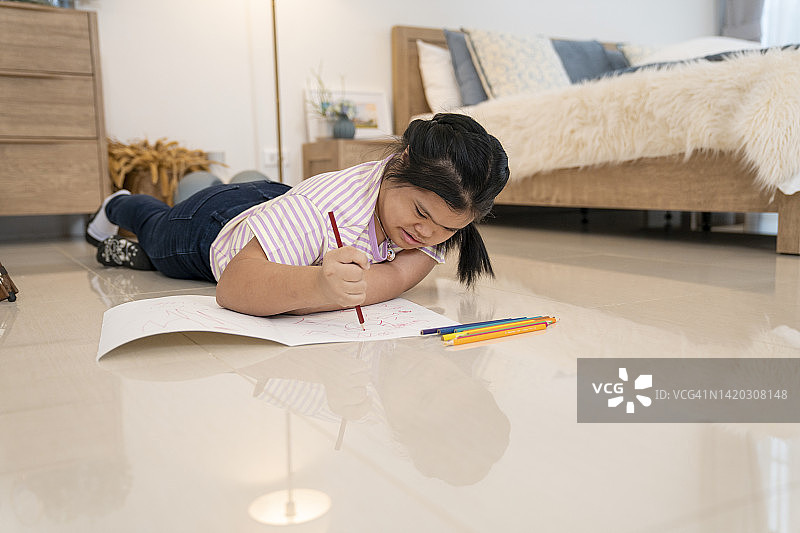 患有唐氏综合征的女孩在学习图片素材