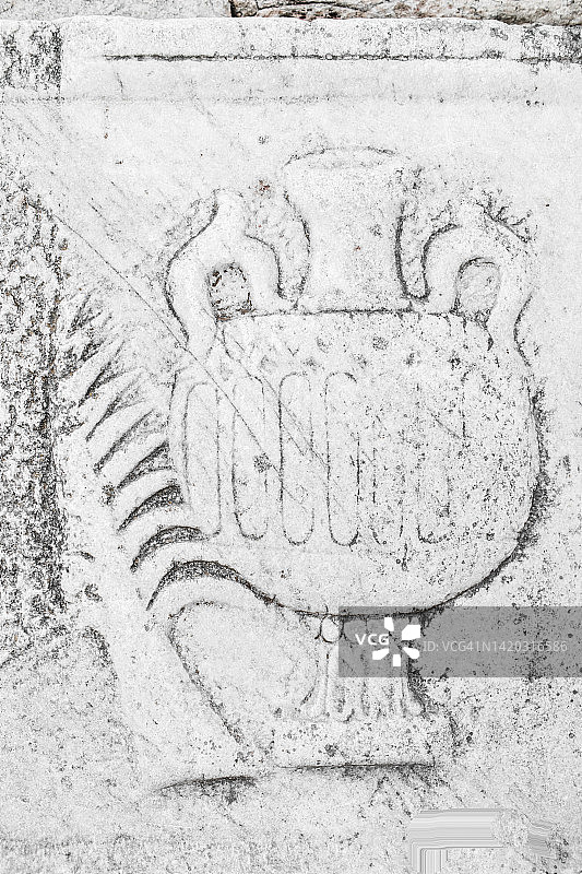 大理石墙上的水罐和橄榄枝希腊古代石雕图片素材