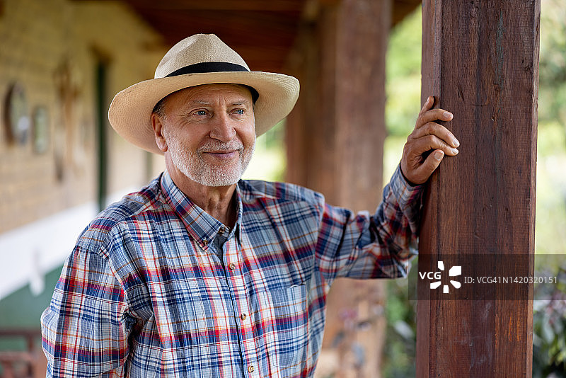 快乐的老年男人在乡下微笑图片素材