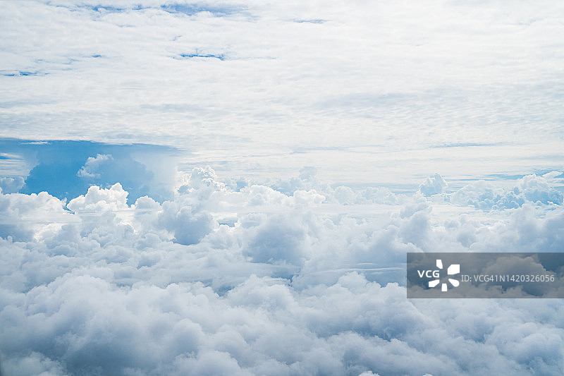 天空中的云的低角度视图图片素材