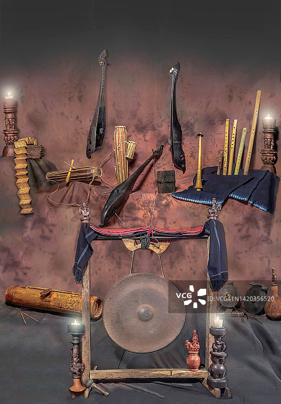 在深棕色背景的照相馆里展示的一组卡罗传统乐器图片素材