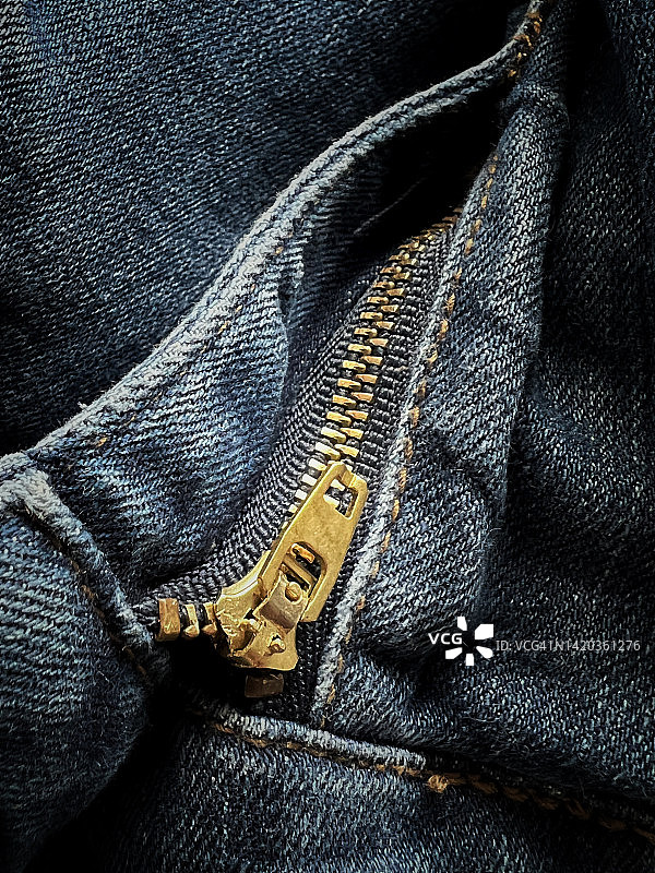 牛仔裤上的黄铜拉链和拉头图片素材