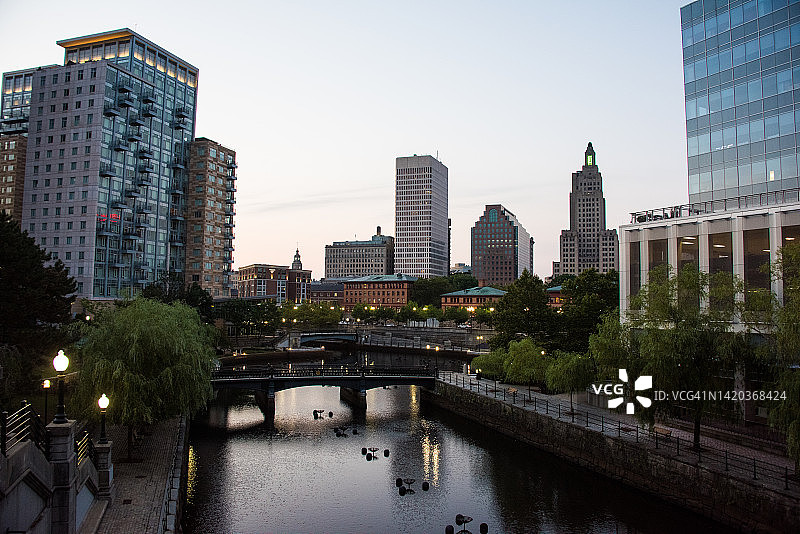 伍纳斯阔塔克特河与普罗维登斯市中心天际线（罗德岛州，日出）图片素材