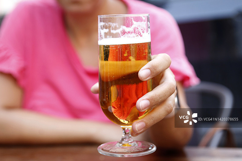 女人手拿啤酒图片素材