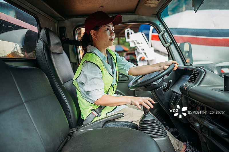 准备出发的中国女卡车司机图片素材