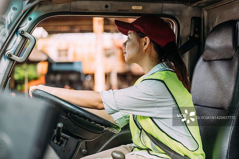 准备出发长途旅行的女卡车司机图片素材