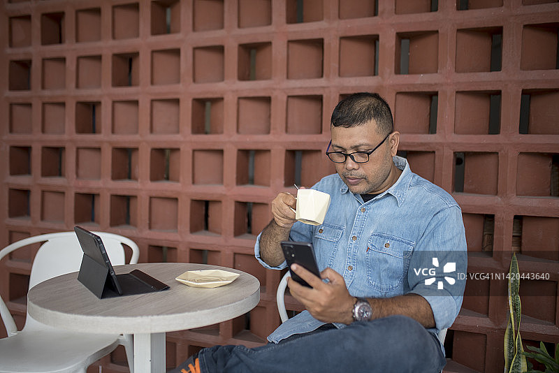 亚洲男人看智能手机图片素材