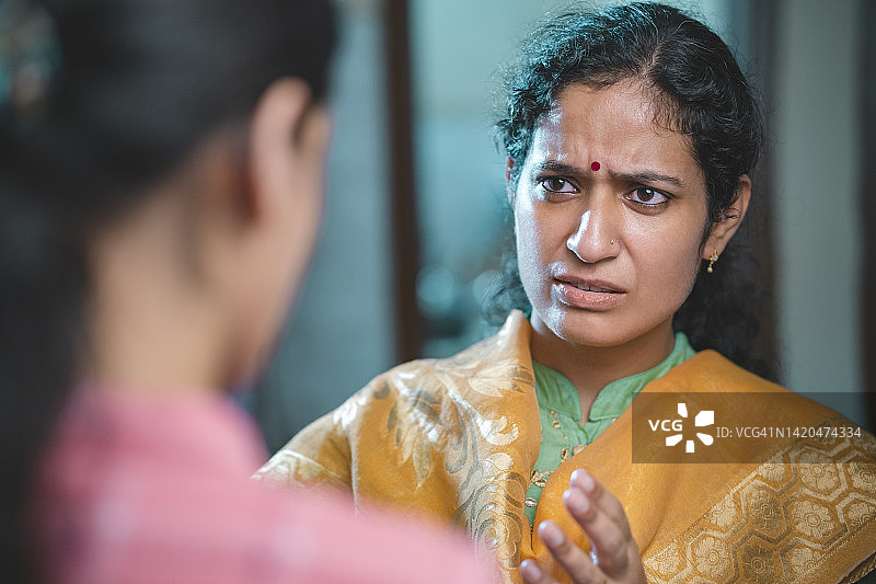 试图说服侄女的严肃中年妇女图片素材