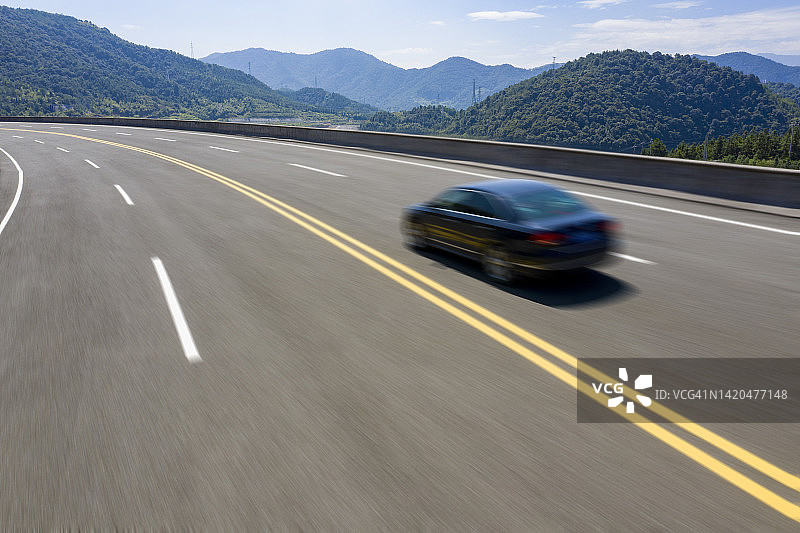 高速公路上的汽车俯视图图片素材